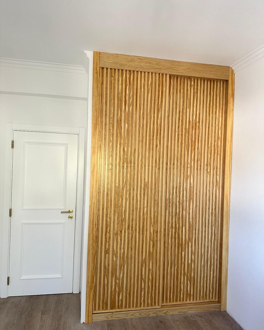 Porta ripada em carvalho maciço
