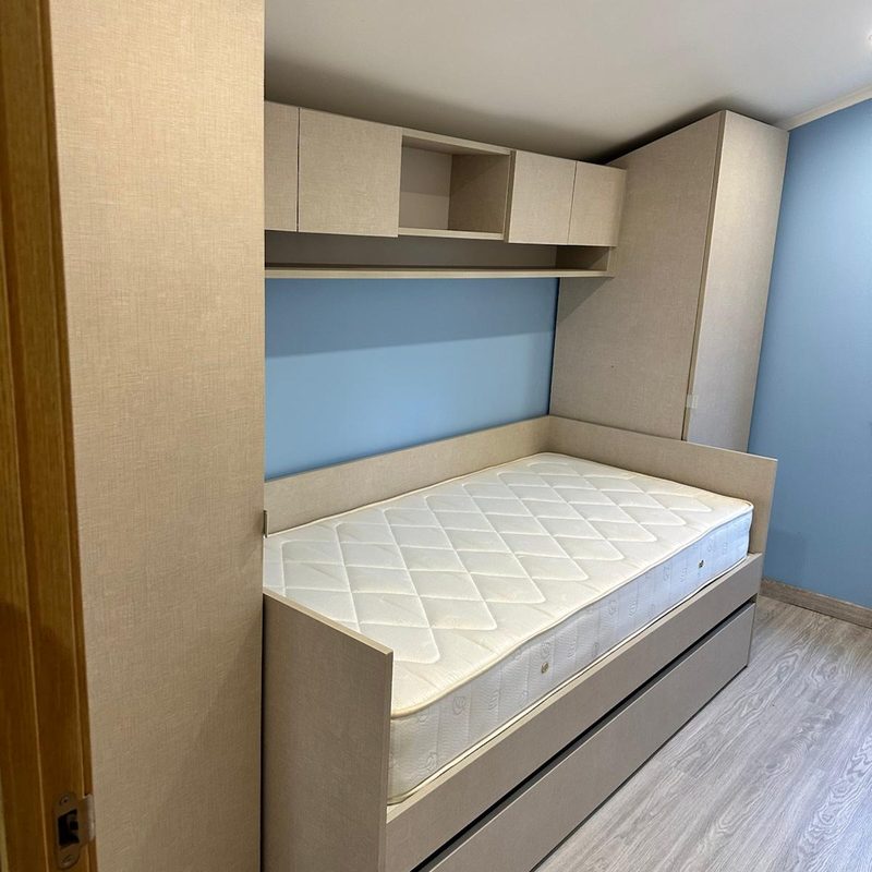 Quarto com cama e roupeiro por medida