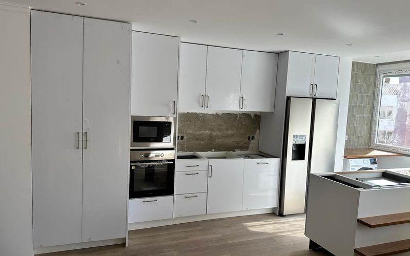 Cozinha por medida em montagem na obra